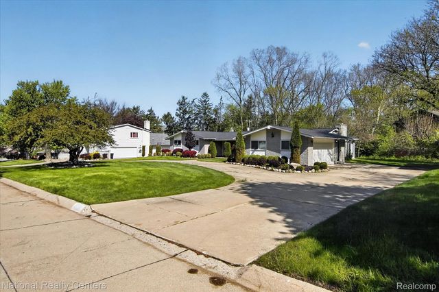 21730 Riverview Drive, Beverly Hills Village, MI 48025