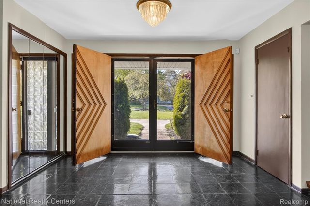21730 Riverview Drive, Beverly Hills Village, MI 48025