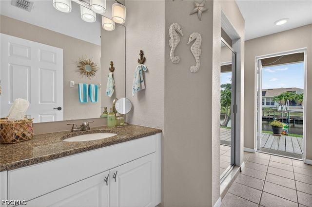 527 SW 40th TER, Cape Coral, FL 33914