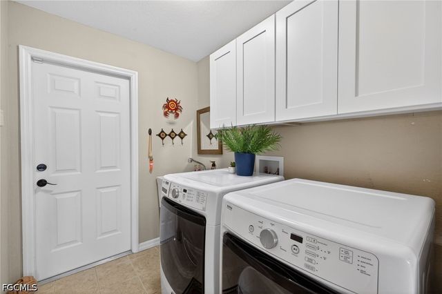 527 SW 40th TER, Cape Coral, FL 33914