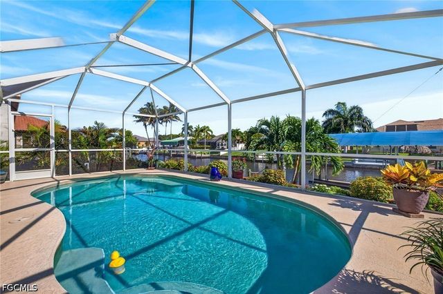 527 SW 40th TER, Cape Coral, FL 33914