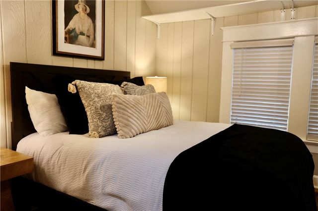 801 W 56th Street, Kansas City, MO 64113