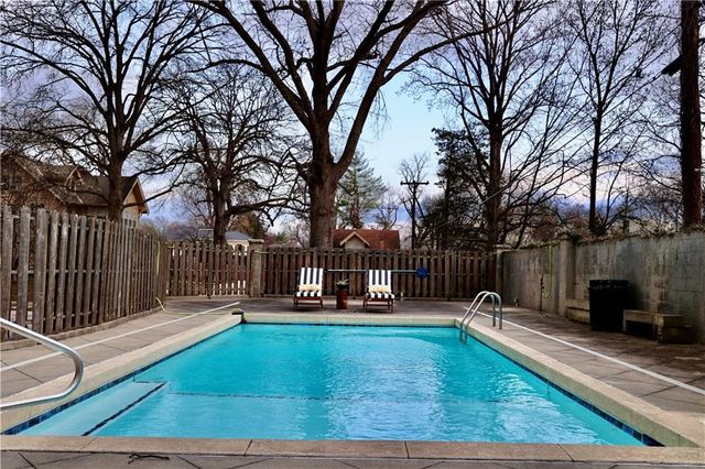 801 W 56th Street, Kansas City, MO 64113