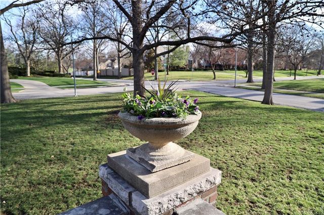 801 W 56th Street, Kansas City, MO 64113