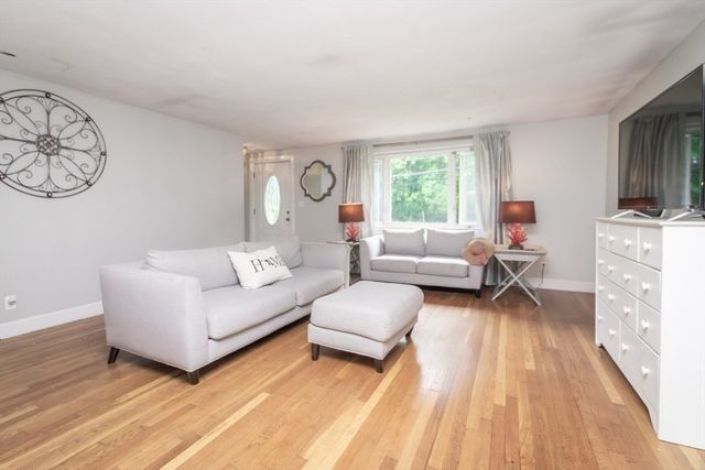 21 Salem St, Swampscott, MA 01907