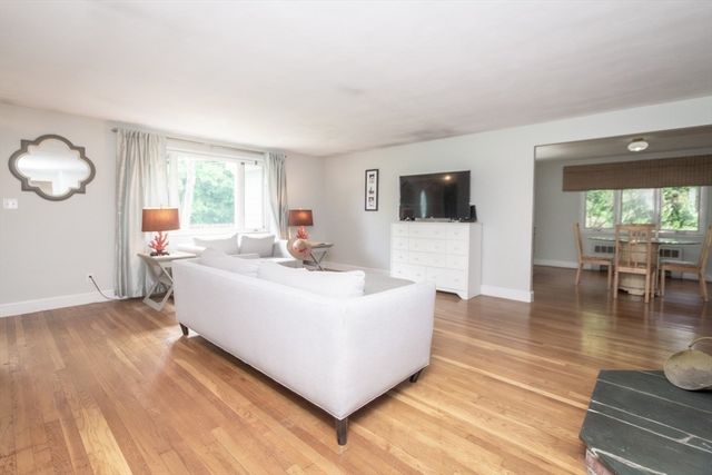 21 Salem St, Swampscott, MA 01907