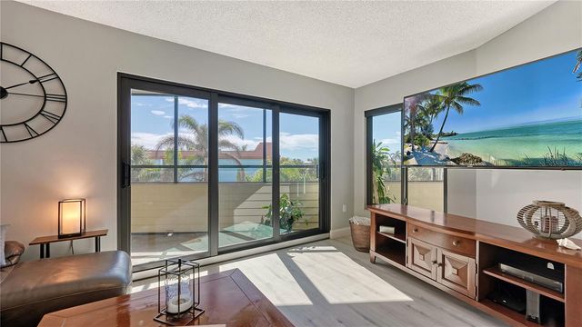 108 9TH STREET S E, Bradenton Beach, FL 34217