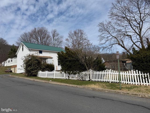 701 E GRAND AVE, Tower City, PA 17980