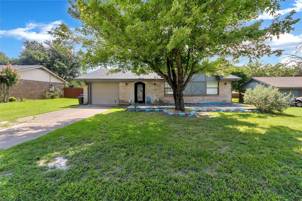 245 Gordon Drive, Azle, TX 76020