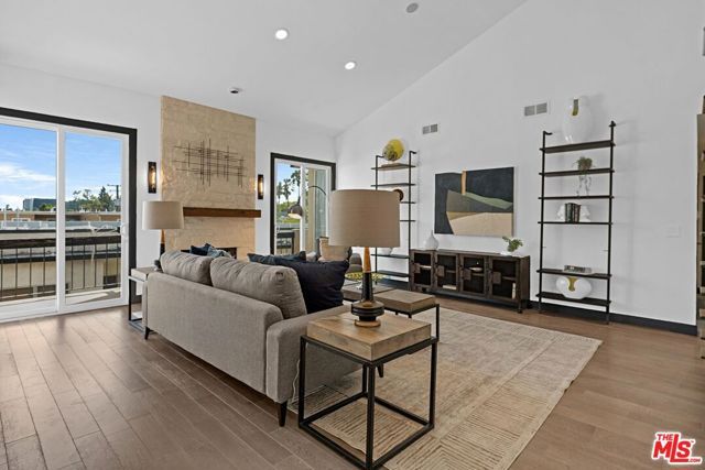 723 Westmount Drive 305, West Hollywood, CA 90069