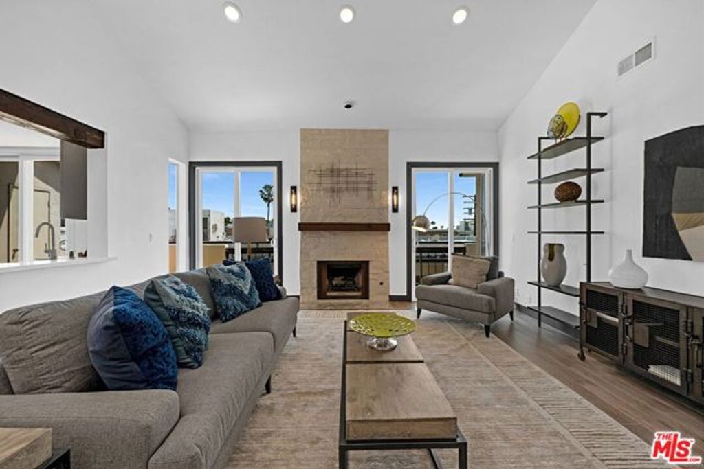 723 Westmount Drive 305, West Hollywood, CA 90069