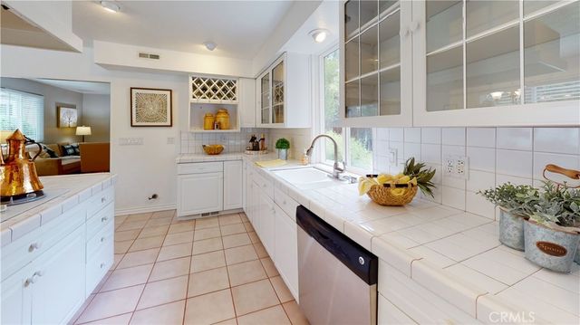 5430 Woodlake Avenue, Woodland Hills, CA 91367