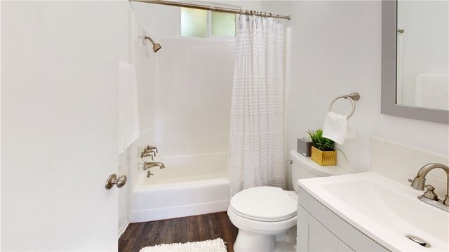 5430 Woodlake Avenue, Woodland Hills, CA 91367