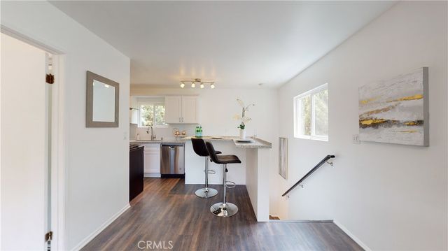 5430 Woodlake Avenue, Woodland Hills, CA 91367