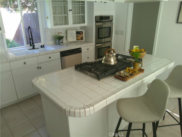 5430 Woodlake Avenue, Woodland Hills, CA 91367