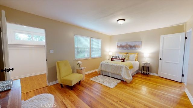 5430 Woodlake Avenue, Woodland Hills, CA 91367