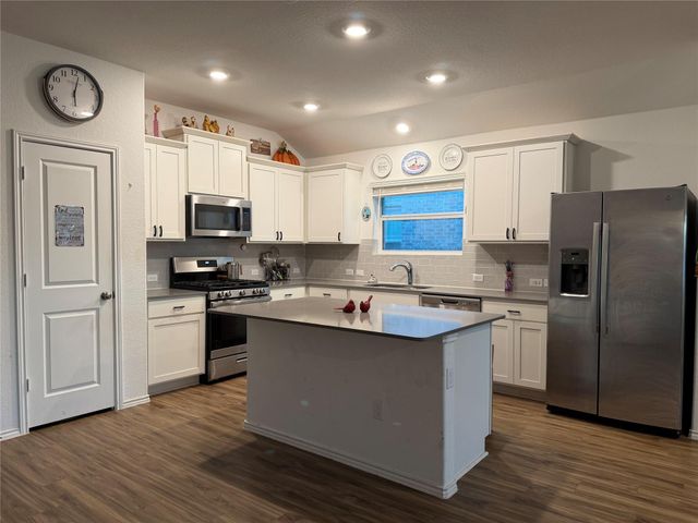 108 Esparza DR, Bastrop, TX 78602