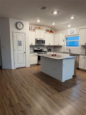 108 Esparza DR, Bastrop, TX 78602