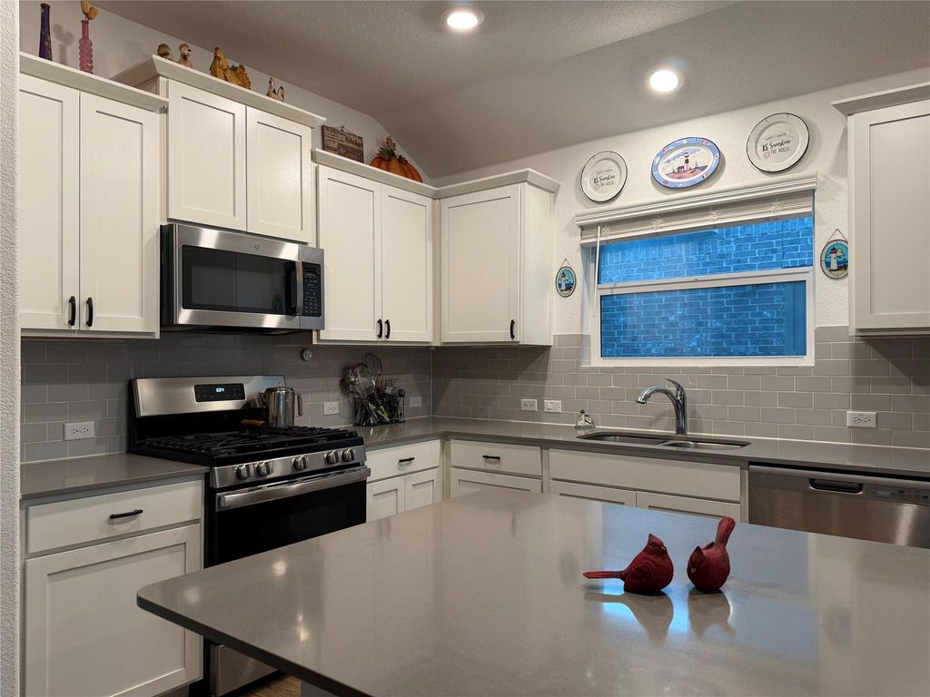 108 Esparza DR, Bastrop, TX 78602