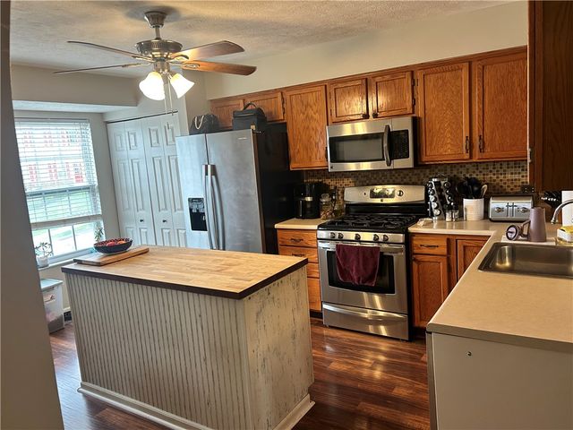 1212 Canterbury Dr, North Fayette, PA 15126