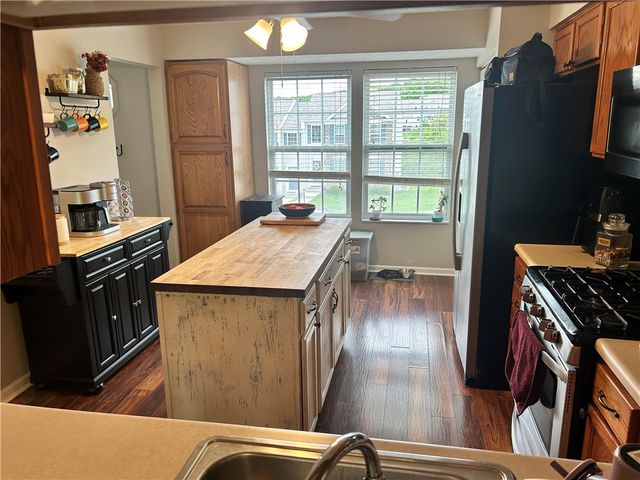 1212 Canterbury Dr, North Fayette, PA 15126
