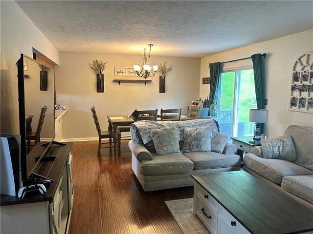 1212 Canterbury Dr, North Fayette, PA 15126