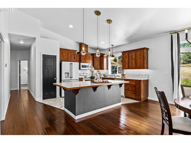 2187 E MADISON Ave, Cottage Grove, OR 97424