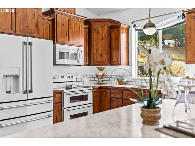 2187 E MADISON Ave, Cottage Grove, OR 97424