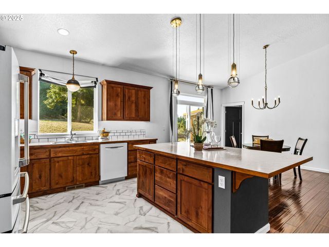 2187 E MADISON Ave, Cottage Grove, OR 97424