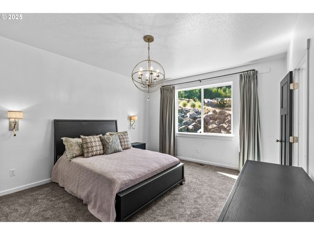 2187 E MADISON Ave, Cottage Grove, OR 97424