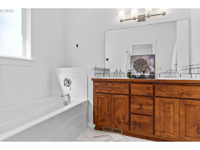 2187 E MADISON Ave, Cottage Grove, OR 97424