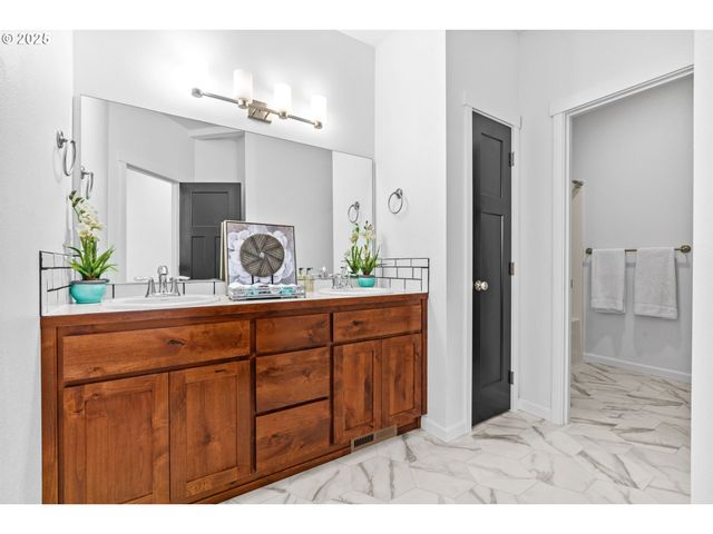 2187 E MADISON Ave, Cottage Grove, OR 97424