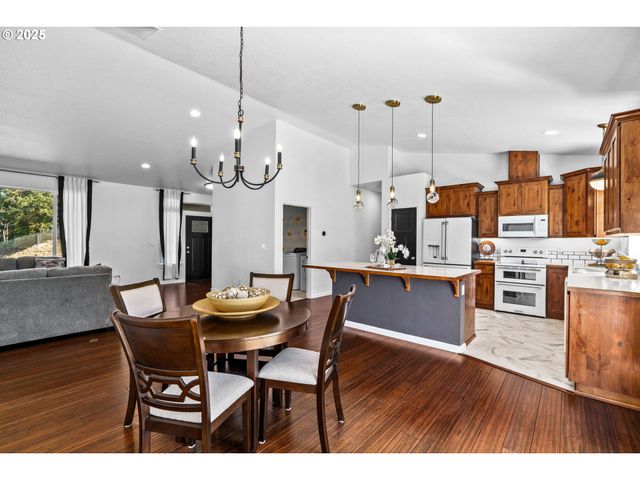 2187 E MADISON Ave, Cottage Grove, OR 97424