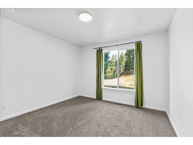 2187 E MADISON Ave, Cottage Grove, OR 97424