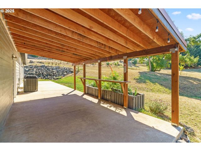 2187 E MADISON Ave, Cottage Grove, OR 97424