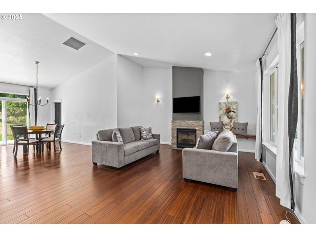 2187 E MADISON Ave, Cottage Grove, OR 97424