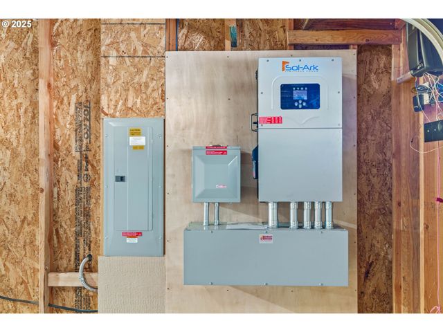 2187 E MADISON Ave, Cottage Grove, OR 97424