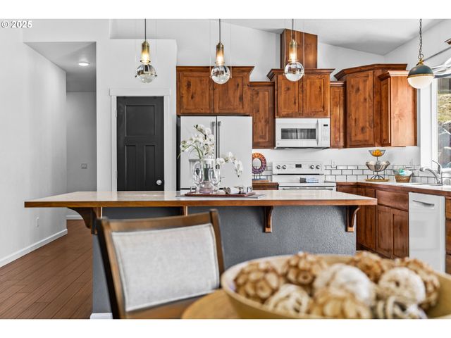 2187 E MADISON Ave, Cottage Grove, OR 97424