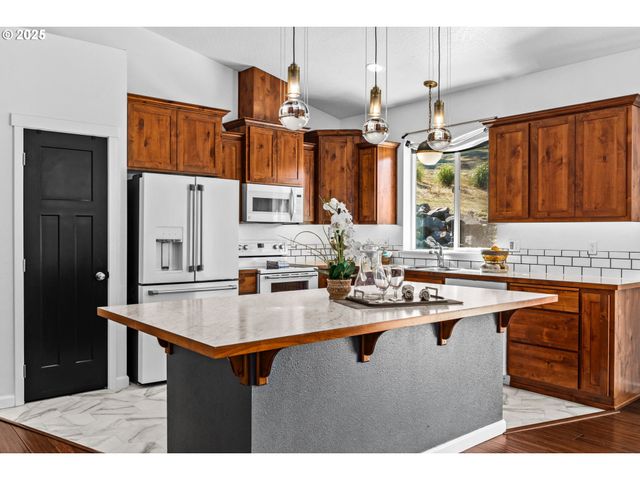 2187 E MADISON Ave, Cottage Grove, OR 97424