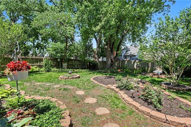 1930 E Sunvale Drive, Olathe, KS 66062
