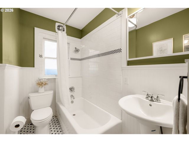 2046 Nw FLANDERS St 3, Portland, OR 97209
