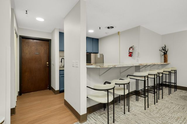 4101 Parklawn Avenue 316, Edina, MN 55435