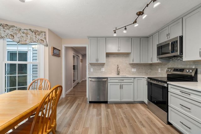 2 Downingwood Dr, Franklin, MA 02038