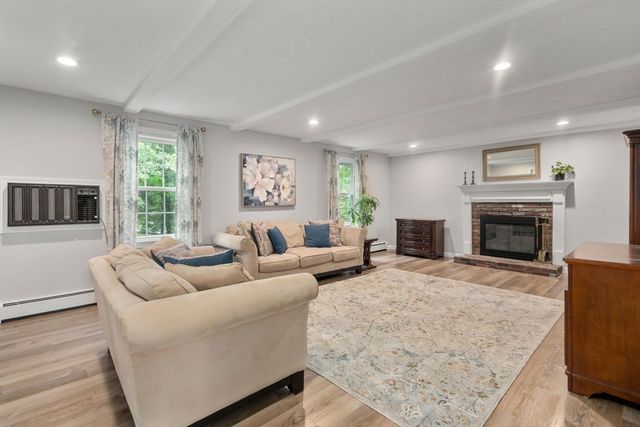 2 Downingwood Dr, Franklin, MA 02038