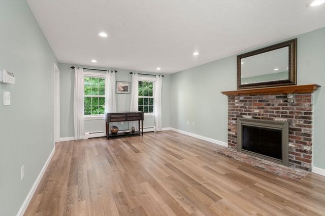 2 Downingwood Dr, Franklin, MA 02038