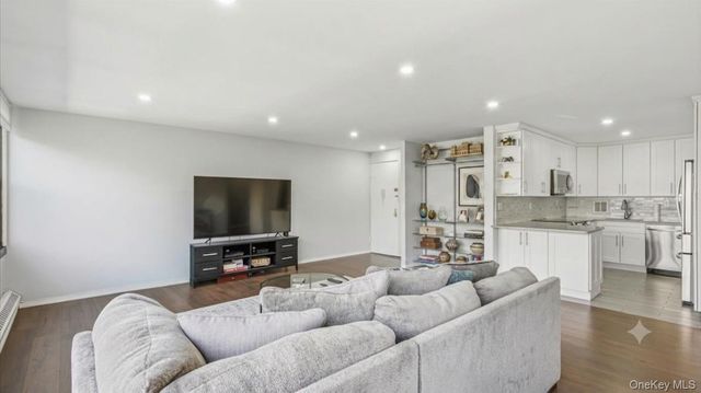166-10 Powells Cove Boulevard 6C, Whitestone, NY 11357