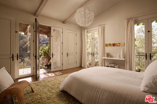 1372 Benedict Canyon Drive, Los Angeles, CA 90210