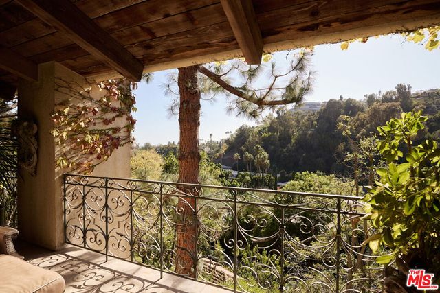 1372 Benedict Canyon Drive, Los Angeles, CA 90210