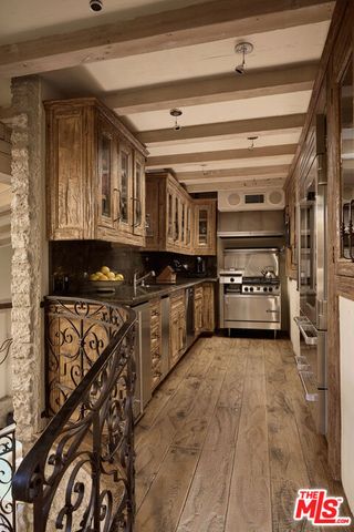 1372 Benedict Canyon Drive, Los Angeles, CA 90210