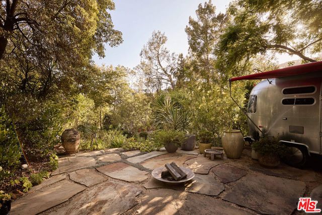 1372 Benedict Canyon Drive, Los Angeles, CA 90210